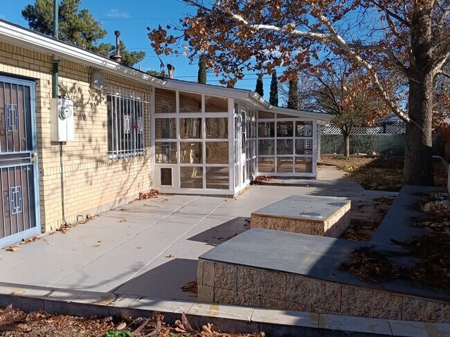 Building Photo - 3 Bedroom, 3 Bathroom Home! Schedule a Showing Soon!