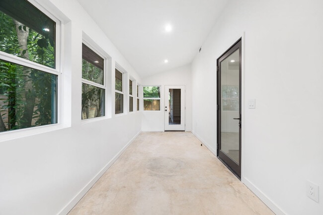 Building Photo - 803 Herndon Ln