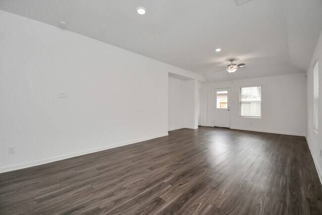 Building Photo - 15819 Kinlough Dr