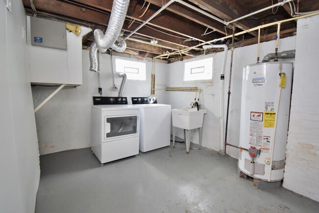 Building Photo - 1701 Sundale Ave