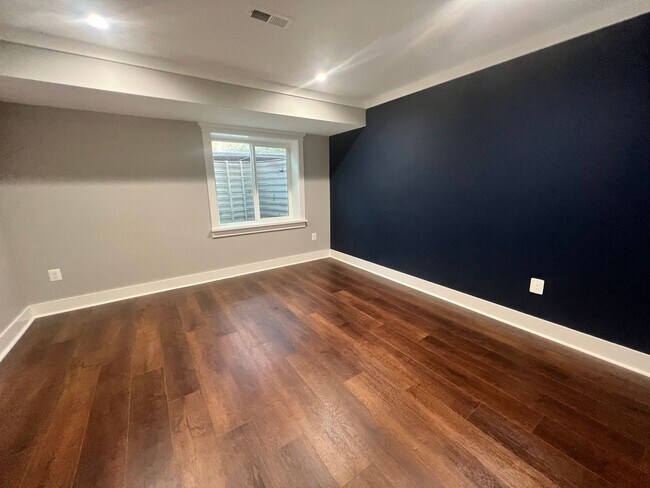 Building Photo - Stunning 4 BR/3.5 BA Single-Family Home in...