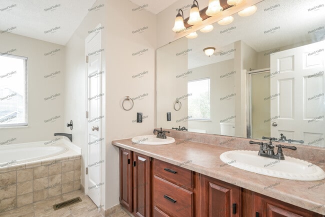 Building Photo - 106 Misty View Ln