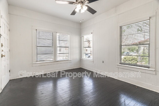 Building Photo - 323 Barrera St