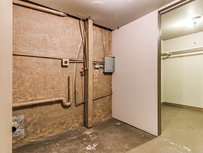 Building Photo - Unique with a Artsy Flare    1Bed + Flex Room /1.5 Bath in Edgemere Park
