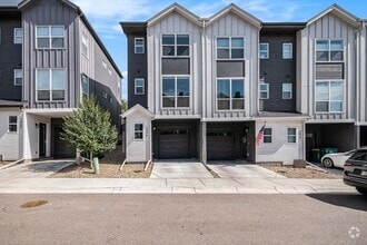 Building Photo - Modern Townhome with Private Patio