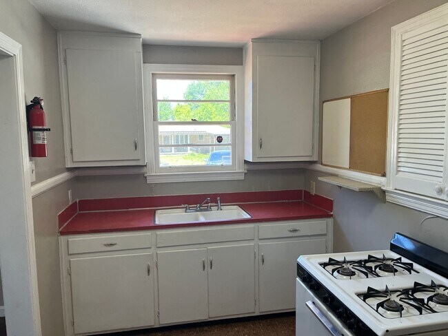Building Photo - ***3 Bedroom / 1 Bathroom House for Rent i...