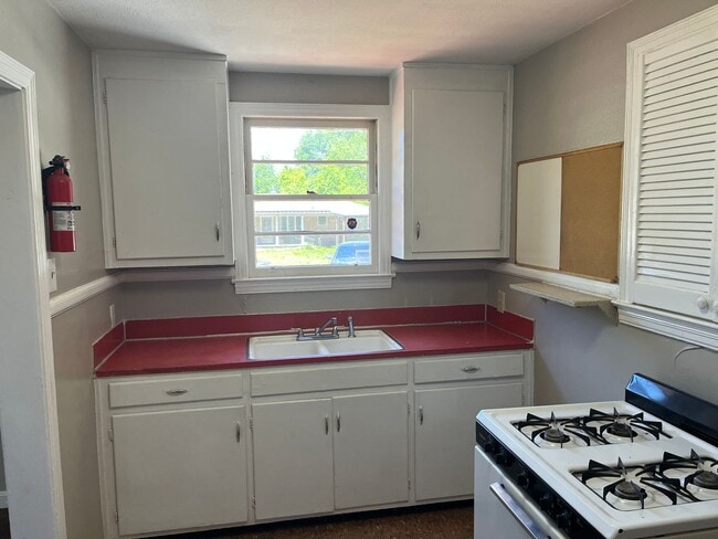 Building Photo - **AVAILABLE NOW**3 Bedroom / 1 Bathroom Ho...