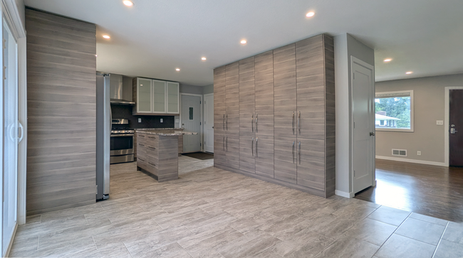 Building Photo - 2621 OAKRIDGE DR SW