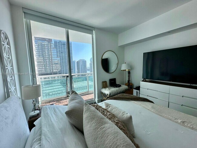 Building Photo - 950 Brickell Bay Dr