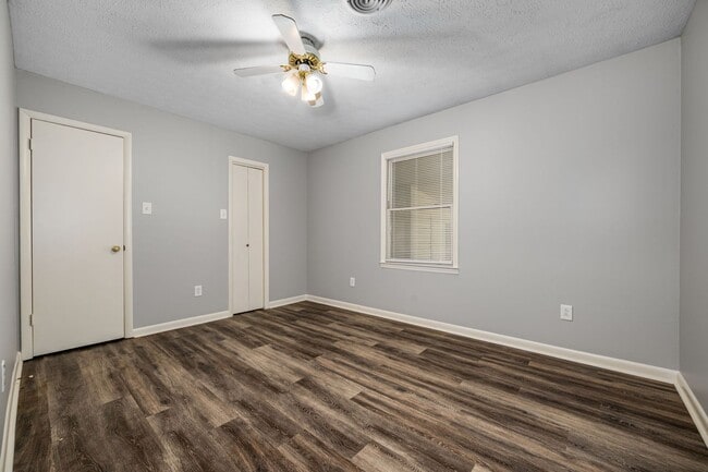 Building Photo - 2 Bedroom 1 Bath located on Veterans Parkw...