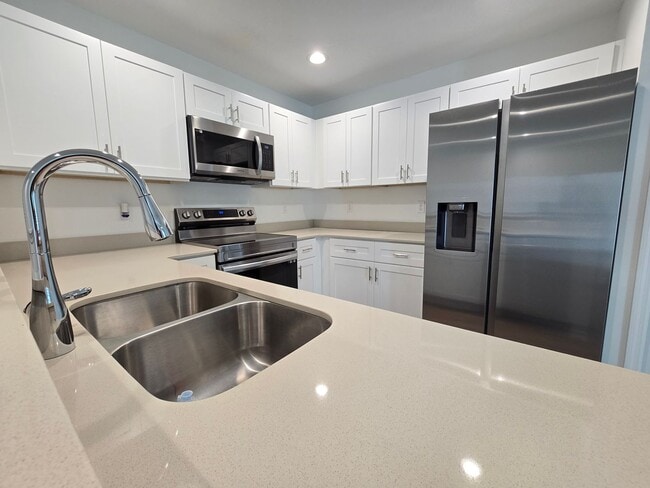 Building Photo - Beautiful 2 bed/ 2 bath Townhome w/ Balcony, Garage & Community Pool