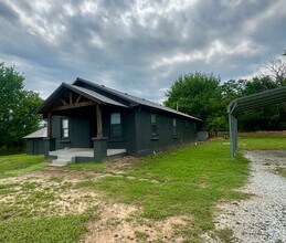 Building Photo - 3 bed 1 bath country house