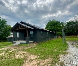 Building Photo - 3 bed 1 bath country house