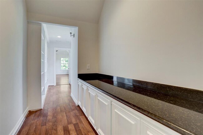 Building Photo - 5519 Bridlewood Dr