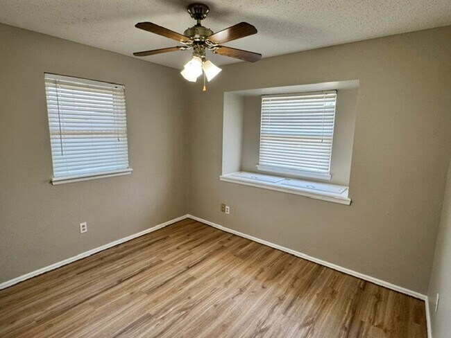 Building Photo - 2204 Edgewood Dr