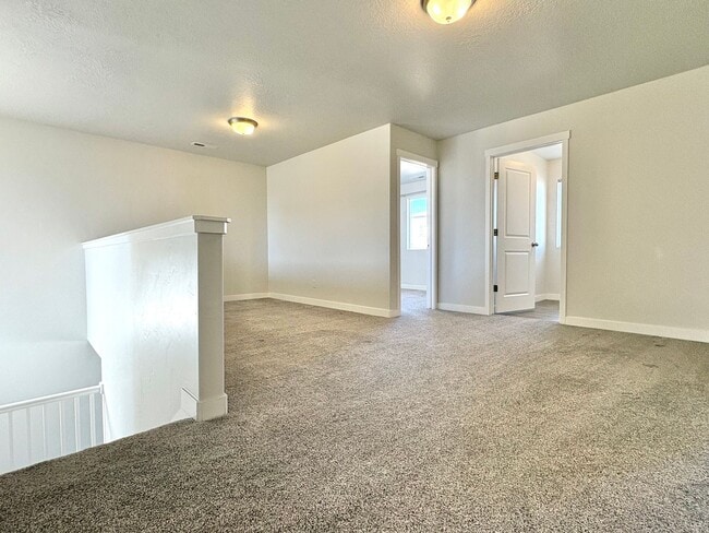 Building Photo - West Jordan 3-Bedroom Home - Clean, Cozy & Convenient