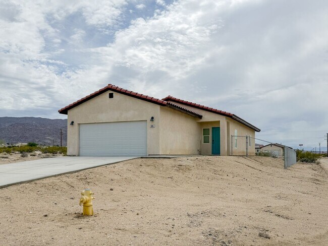 Primary Photo - 29 Palms Home with Solar