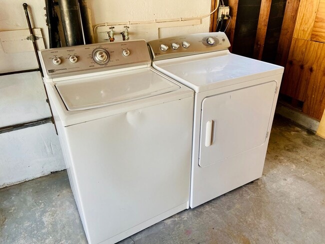Building Photo - ADORABLE  2bd 1ba HOUSE  BLOCKS to HERMOSA...