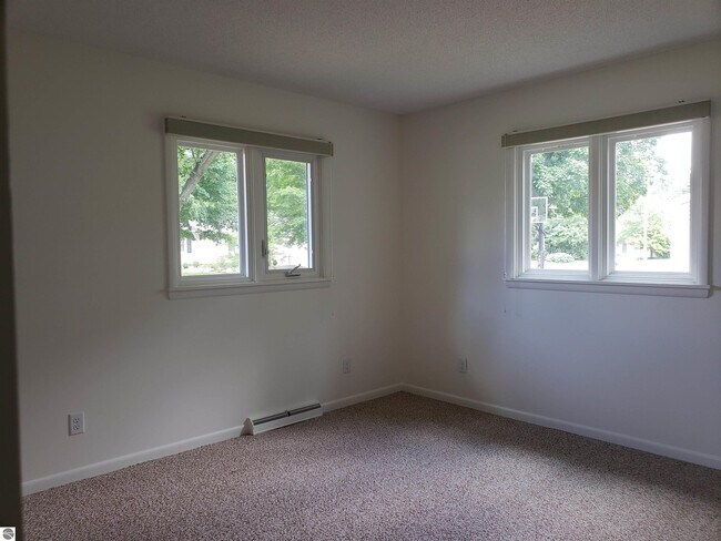 Building Photo - 213 Fairlane Dr