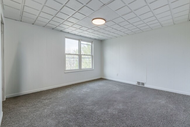 Building Photo - Available JULY 2026 - BEAUTIFULLY RENOVATED 3 Bedroom Home in the South Side Slopes!