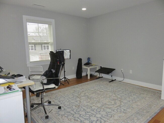 Building Photo - 32 Gale St