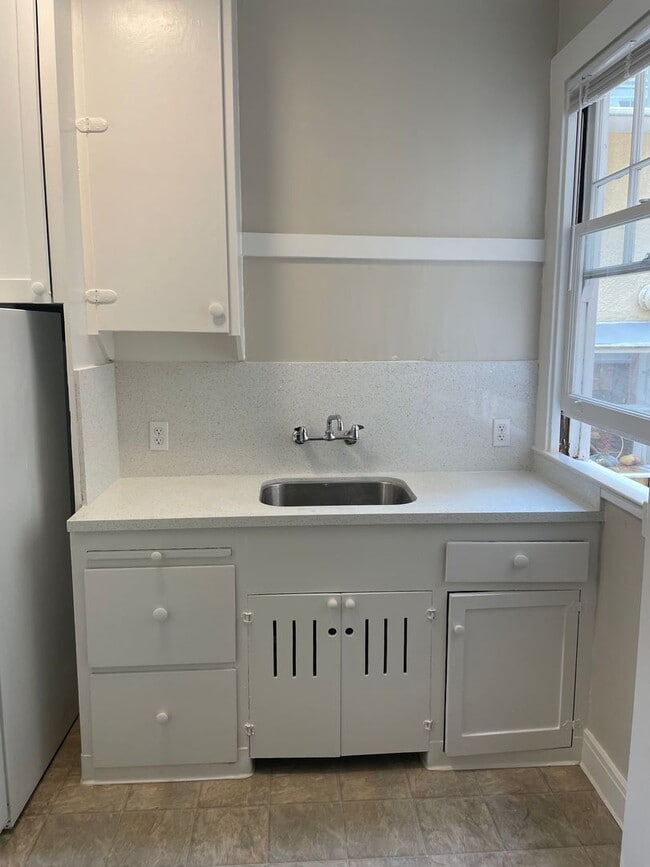 Building Photo - North side, quiet and spacious one bedroom is walking distance to the north side of the UC Berkel...