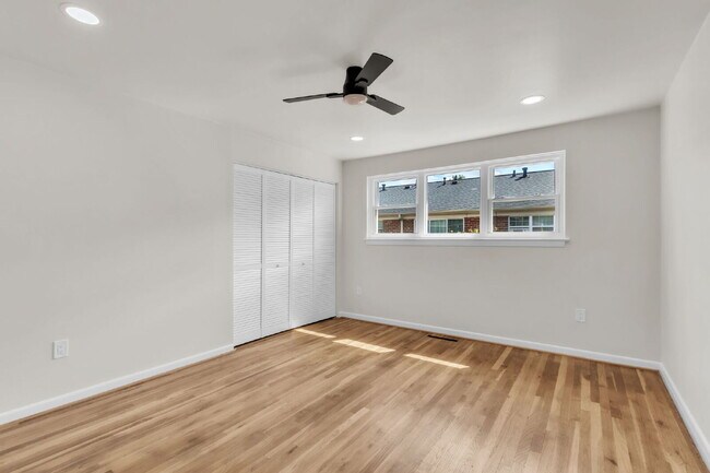 Building Photo - Newly Renovated 2 BR/ 1.5 BA Condo off Eas...