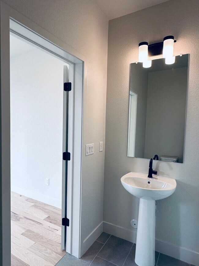 Building Photo - Luxury 3 Bedroom Townhome in the Heart of ...
