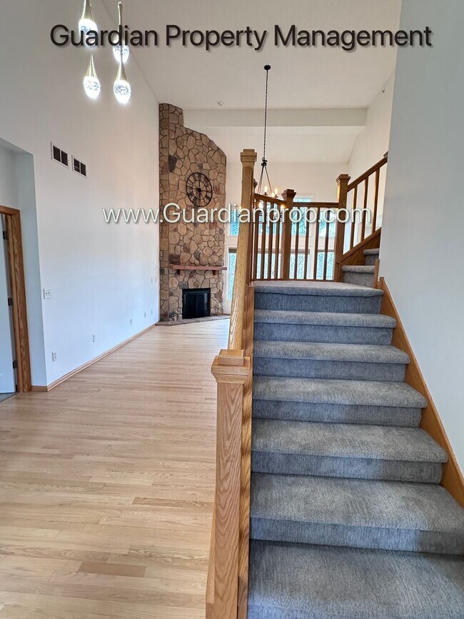 Building Photo - Minnetonka Home, 3 Car Garage, Large Primary, Updated Kitchen, Patio