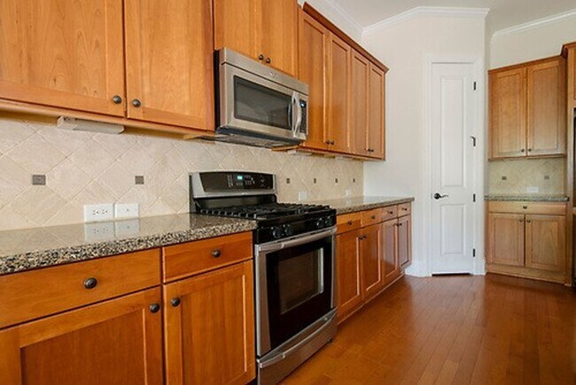 Building Photo - Gorgeous 3 Bedroom 2.5 Bathroom Townhome- Located in Stone Creek Village, Cary! Available August ...