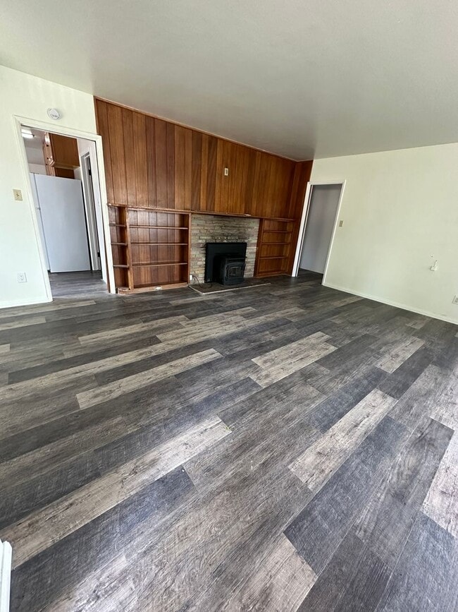 Building Photo - Three bedroom, one bath, downtown Bishop