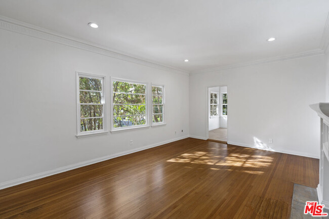 Building Photo - 2360 Kerwood Ave