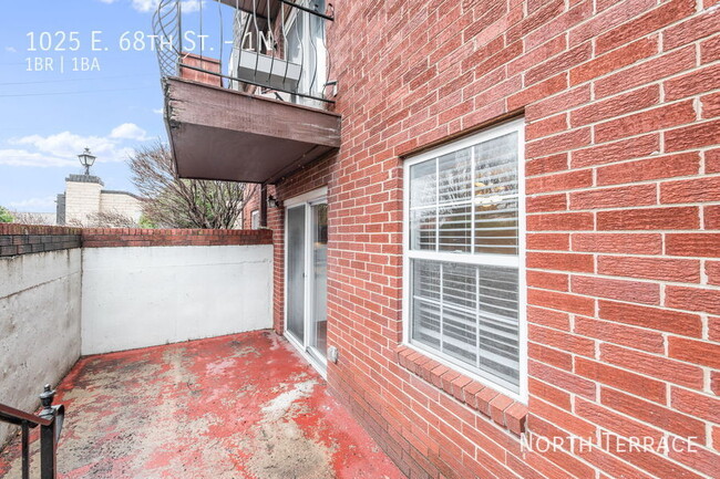 Building Photo - 1025 E 68th St