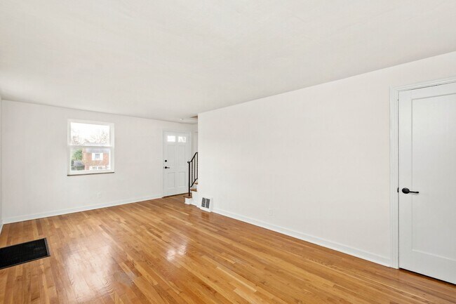 Building Photo - AVAILABLE JULY 1ST!! Don't miss this STUNNING 3 BEDROOM IN MCCANDLESS!!