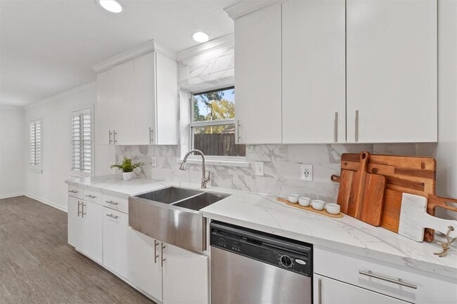 Building Photo - 12811 Shady Knoll Ln