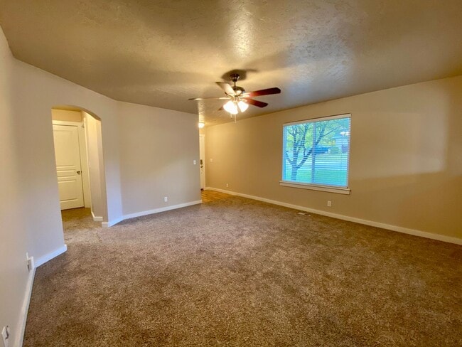 Building Photo - Lovely 4 Bedroom (+ Large bonus room) in B...