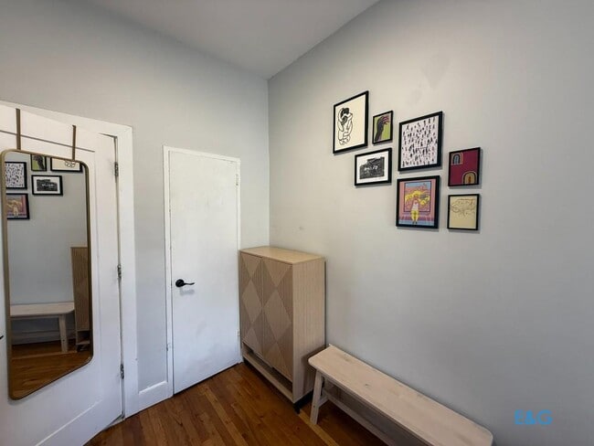 Building Photo - Top Level 2 BR (Convert. 3 Bedrooms) Townhouse Custom Apt.  with large private outdoor Space