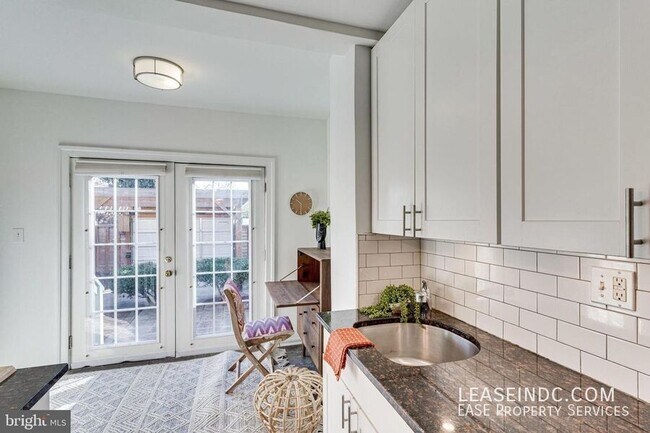 Building Photo - 709 16th St NE