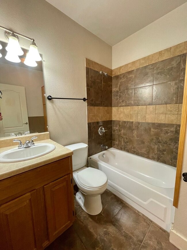 Building Photo - AVAILABLE NOW! Move-In Special! Half Off F...