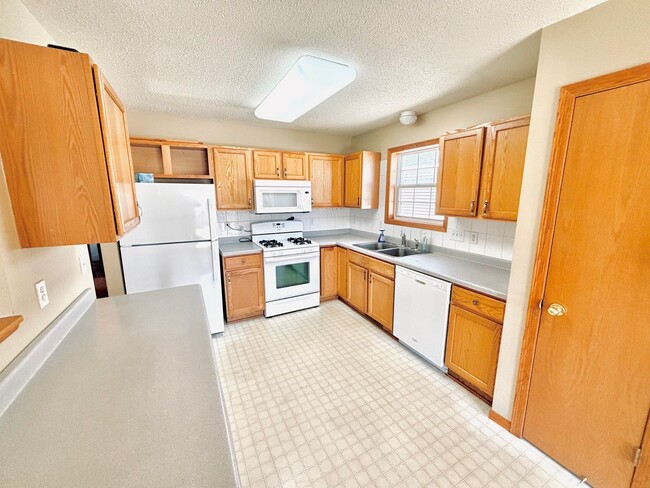 Building Photo - Rare Detached 4bed Townhome in Prime Shako...