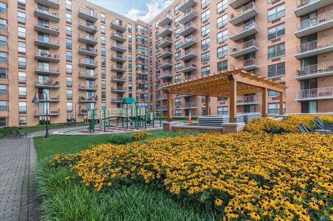 Building Photo - 330 River St