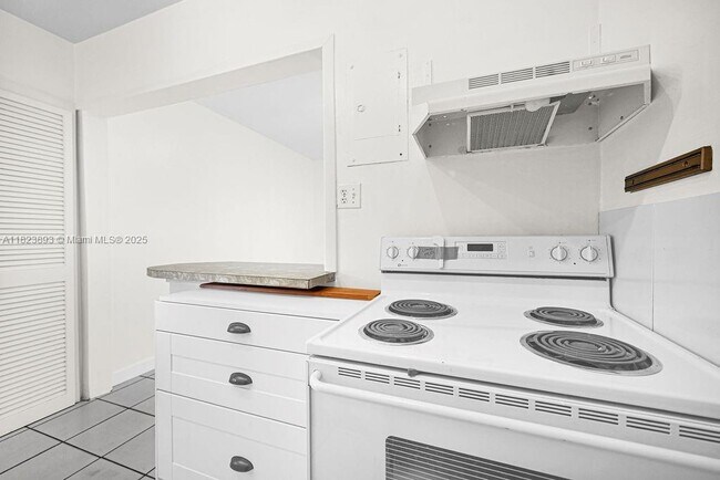 Building Photo - 5960 SW 47th St