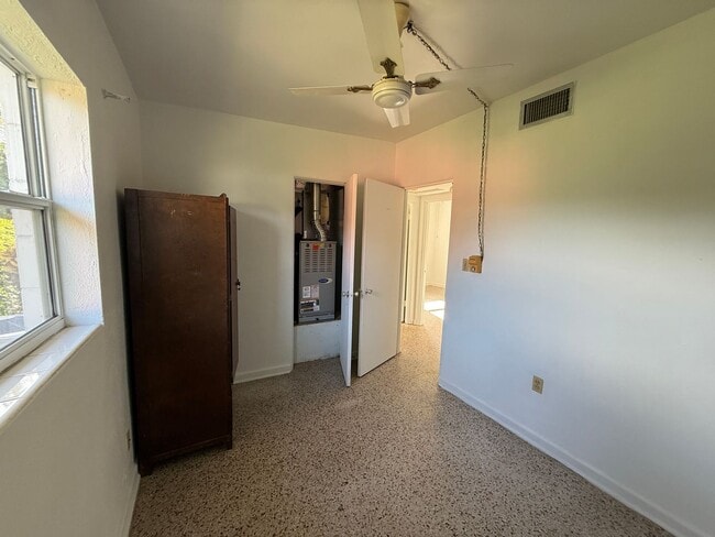 Building Photo - 3 bed 2 bath house at Royal Palm with 1200...