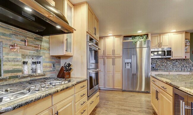 Building Photo - Light-Filled Longmont Gem with Elegant Fin...