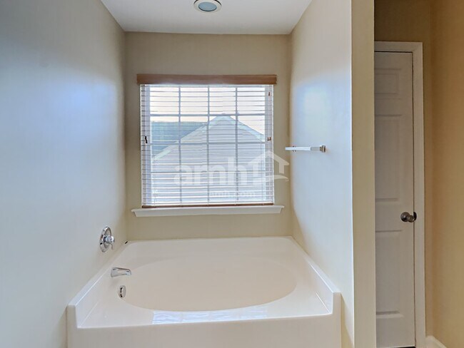 Building Photo - 318 Timber Meadow Lake Dr