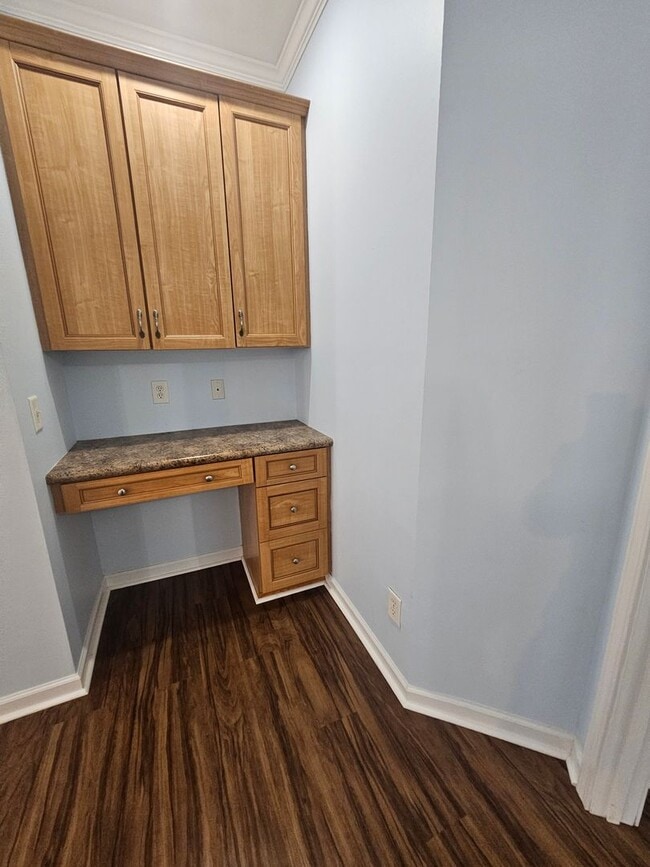 Building Photo - Spacious 4 Bedroom Home in Hampstead