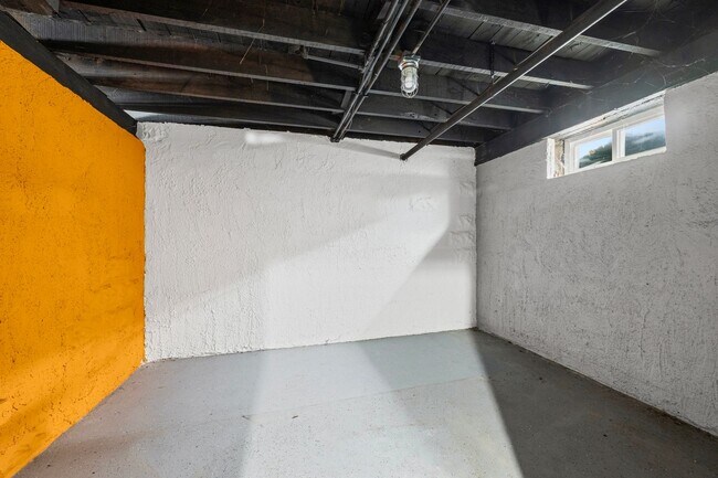 Building Photo - 233 Llewellyn Ave