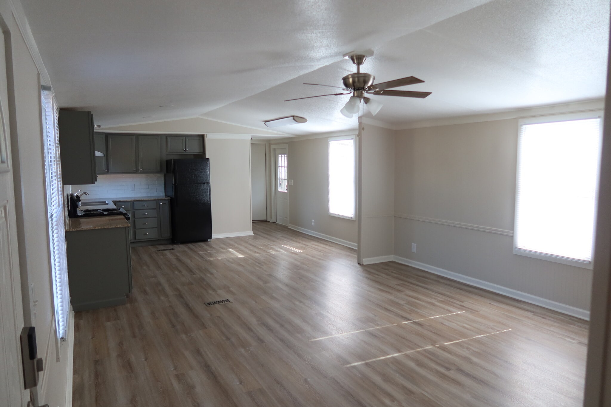 living/dining combo - 124 N Violet St