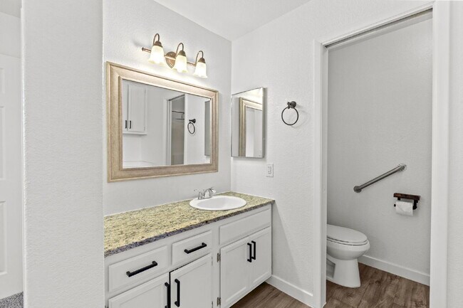 Building Photo - "Charming 3-Bedroom Townhouse Oasis with 2 Full Baths in Las Vegas – 1220 Sq Ft of Comfortable Li...