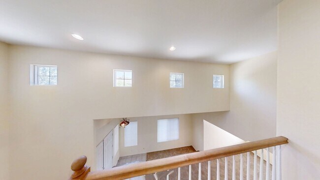 Building Photo - Spacious 4 bedroom 3 bath